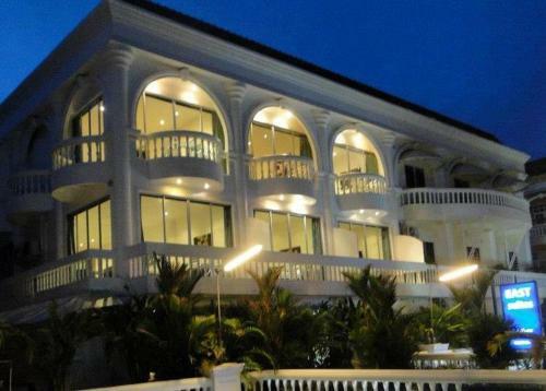 Hotel East Suites
