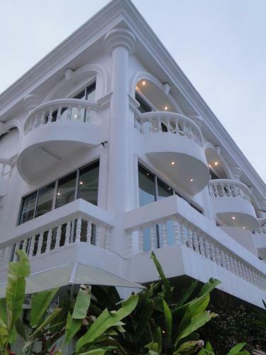 Hotel East Suites