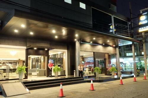 Hotel The Grand Day Night