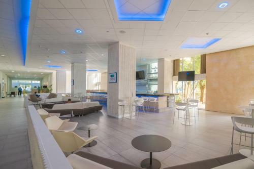 Aparthotel Ocean View Deluxe Suite: Pvt. Beach & Pool