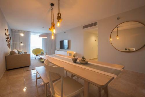 Aparthotel Ocean View Deluxe Suite: Pvt. Beach & Pool