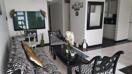 Black & White Comfort House