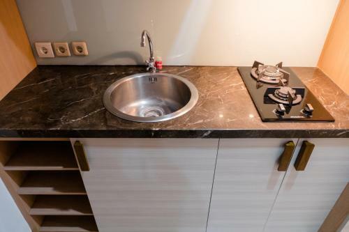 Comfy Studio At Dago Suites Apartment By Travelio