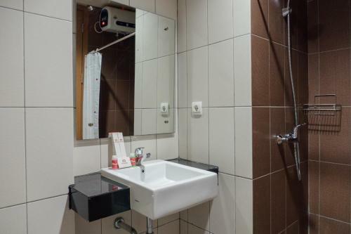 Comfy Studio At Dago Suites Apartment By Travelio
