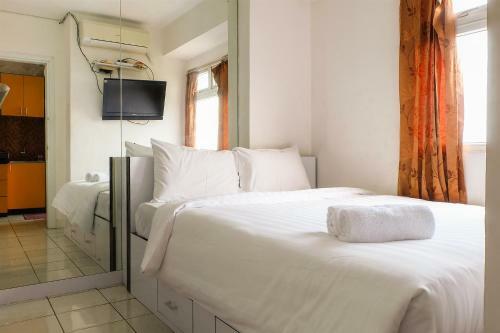 2br Pino Green Pramuka Apartment By Travelio