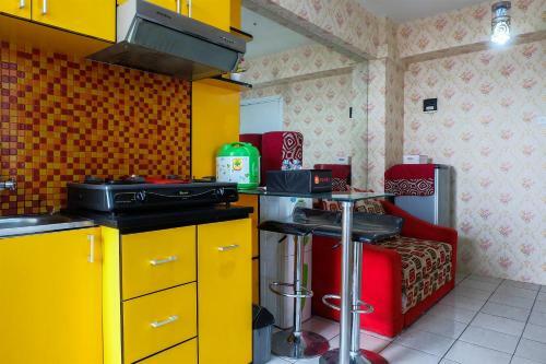 2br Pino Green Pramuka Apartment By Travelio