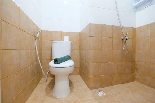 Comfy Studio Apartment @ Green Pramuka City By Travelio