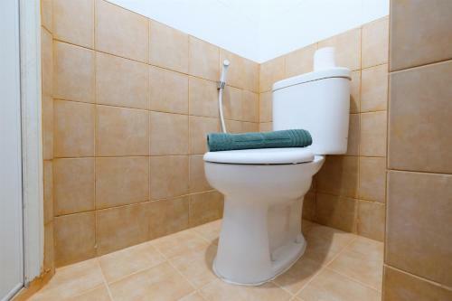 Comfy Studio Apartment @ Green Pramuka City By Travelio