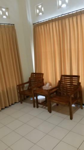 Hostal Tempatku Indonesian Restaurant And Rooms