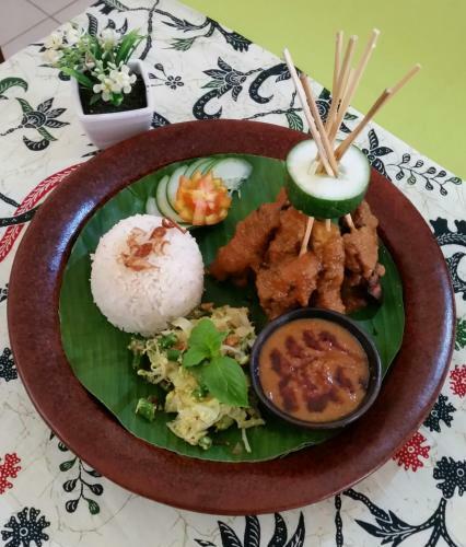 Hostal Tempatku Indonesian Restaurant And Rooms