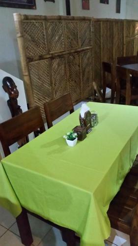 Hostal Tempatku Indonesian Restaurant And Rooms
