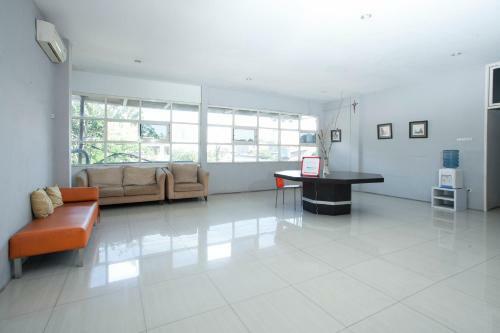 Hostal Reddoorz Near Suroboyo Carnival Park