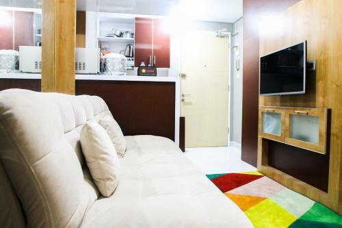 Strategic 2br Ayodhya Apartment By Travelio