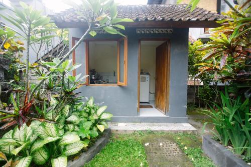 Hostal Parmini Guest House (formerly Internal Pelangi 2 Guesthouse)
