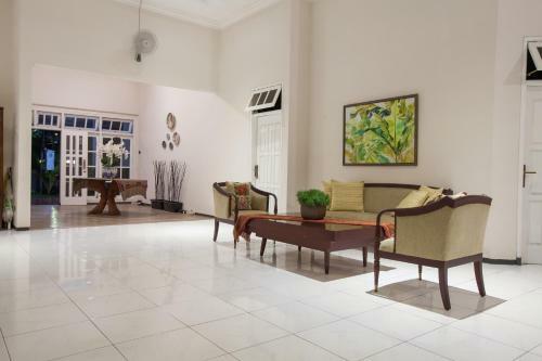 Hostal Reddoorz Plus @ Bukit Dieng Malang