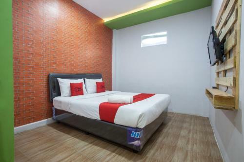Hotel Reddoorz Plus @ Raya Sengkaling