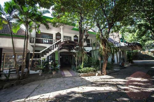 Hostal Reddoorz Near Balai Kota Malang