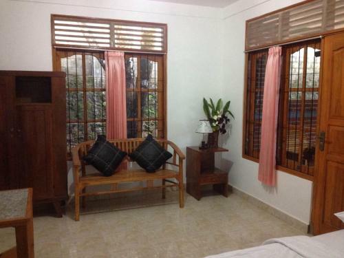 Kori Homestay And Warung Saron
