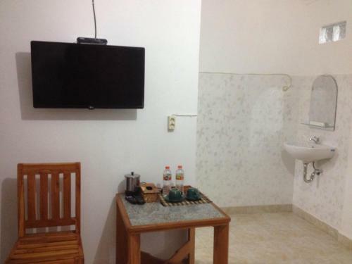 Kori Homestay And Warung Saron