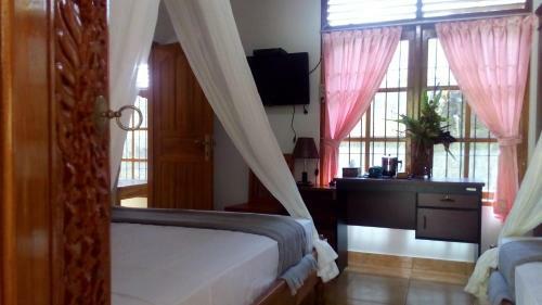 Kori Homestay And Warung Saron