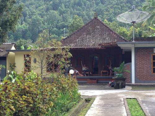 Kori Homestay And Warung Saron