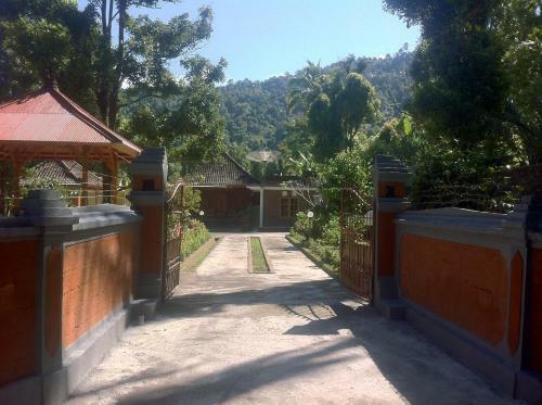 Kori Homestay And Warung Saron
