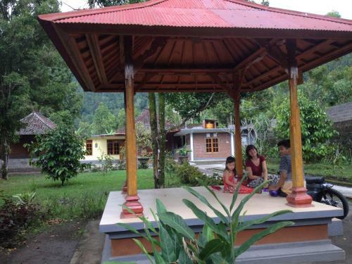 Kori Homestay And Warung Saron