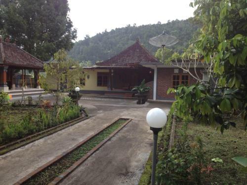 Kori Homestay And Warung Saron