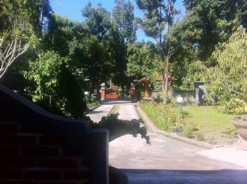 Kori Homestay And Warung Saron