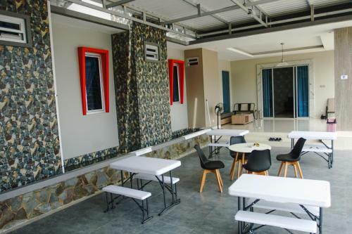 Hostal Oyo 185 Roriz Residence