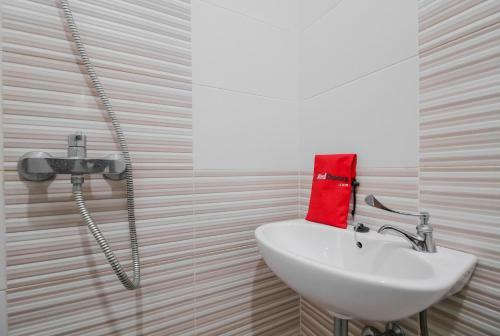 Hotel Reddoorz @ Kampung Bintang