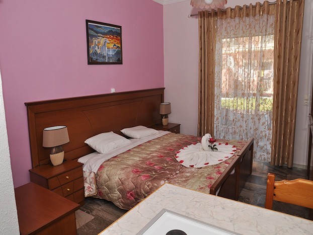 Makis Studios Apartments