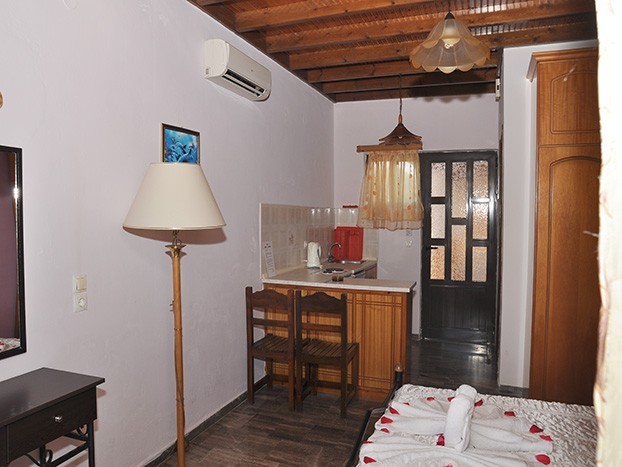 Makis Studios Apartments