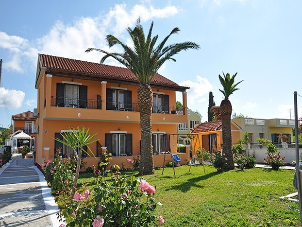 Makis Studios Apartments