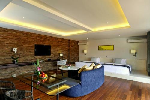 Suites By Watermark Hotel And Spa