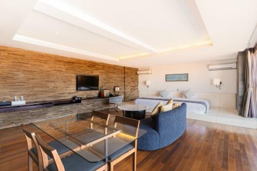 Suites By Watermark Hotel And Spa