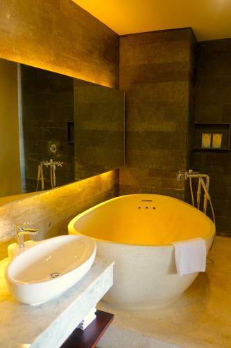 Suites By Watermark Hotel And Spa