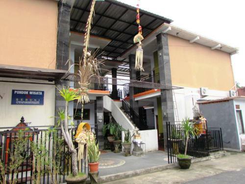 Hostal Deseruni Guest House