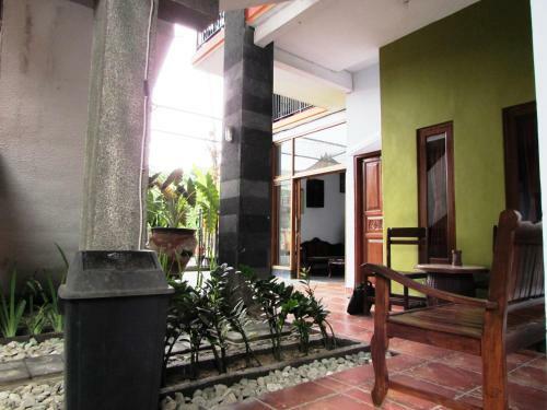 Hostal Deseruni Guest House