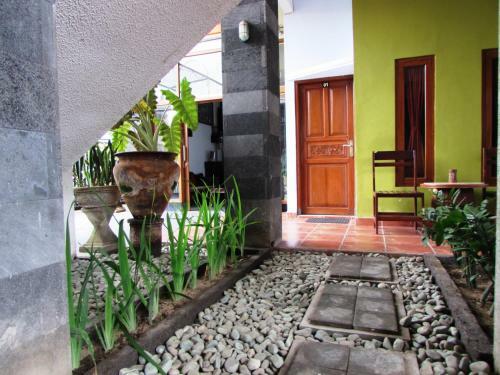 Hostal Deseruni Guest House