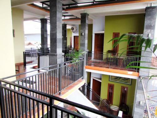 Hostal Deseruni Guest House