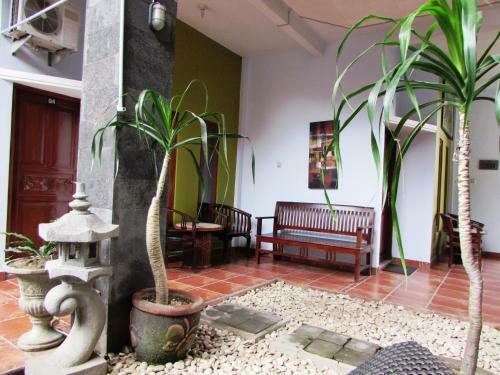 Hostal Deseruni Guest House