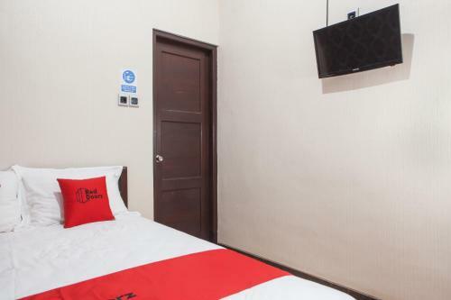 Hotel Reddoorz Near Basuki Rahmat