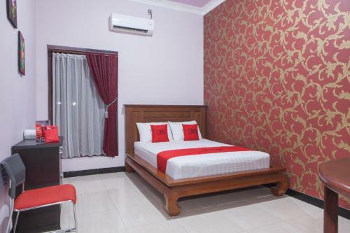 Hotel Reddoorz Near Basuki Rahmat