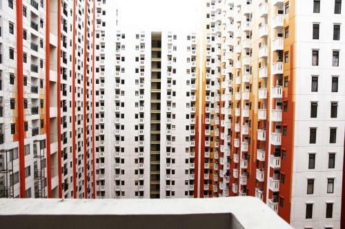 Pool View 2br Kemang View Apartment By Travelio
