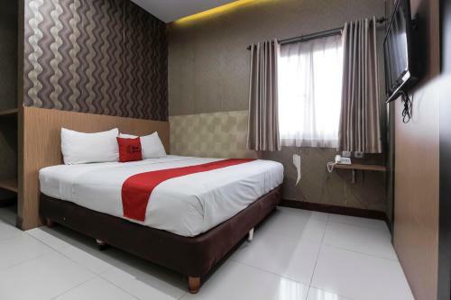 Hotel Reddoorz Plus @ Tuparev Cirebon