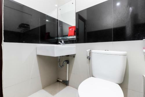 Hotel Reddoorz Plus @ Tuparev Cirebon