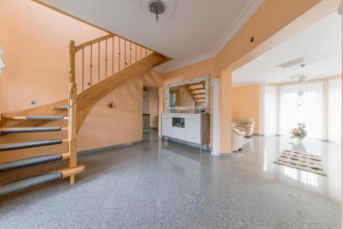 Best Private House (6557)