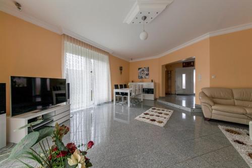 Best Private House (6557)