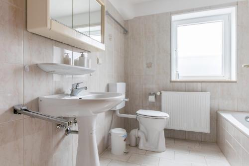 1 Private Single Room, 1 Double Room, 3 Persons (6609)